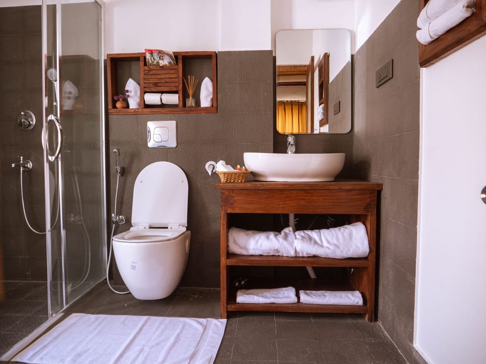 Shower, rainfall showerhead, free toiletries, bathrobes