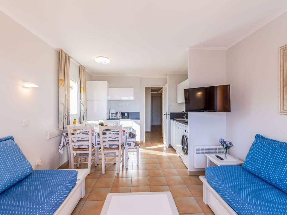 Room, Property, Furniture, Building, Interior Design, House, Bedroom, Real Estate, Suite, Table
