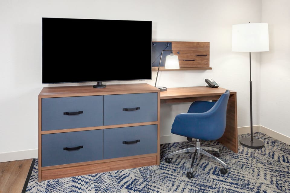 Premium bedding, down comforters, in-room safe, desk