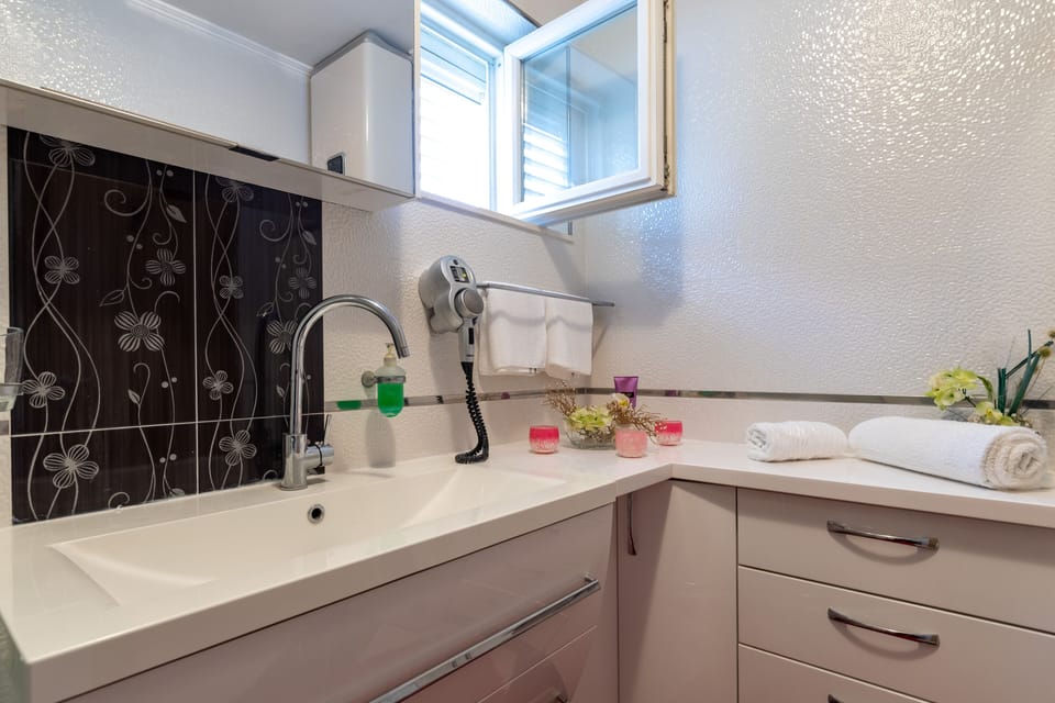 Apartment (Two Bedroom Apartment with pool) | Bathroom | Shower, towels