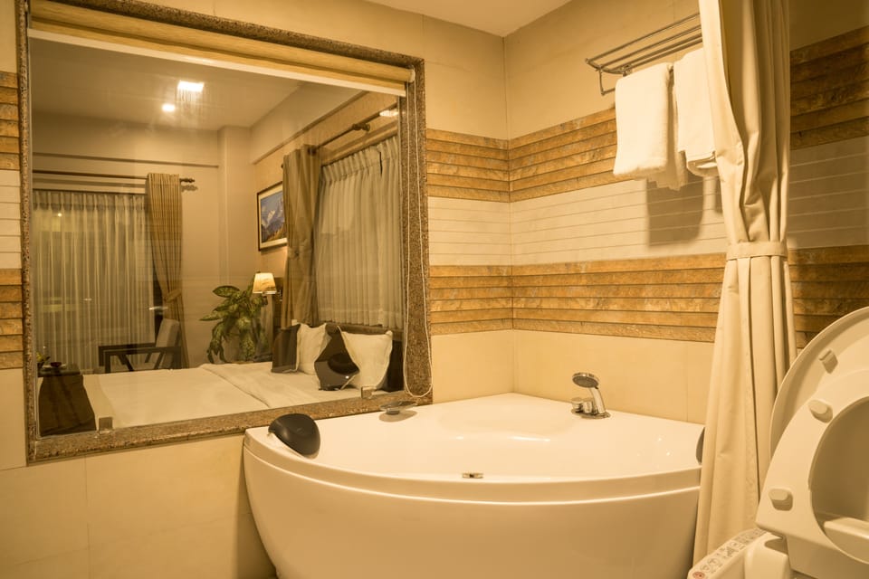 Business Suite | Bathroom | Free toiletries, hair dryer, bathrobes, slippers