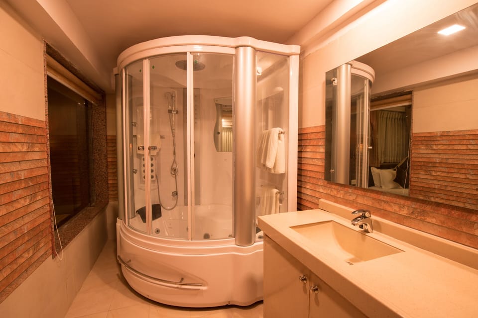 Presidential Suite | Premium bedding, desk, laptop workspace, soundproofing