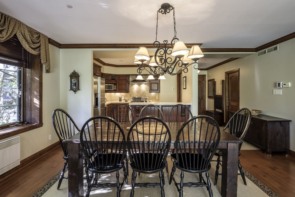 Bondurant 95.02 | In-room dining