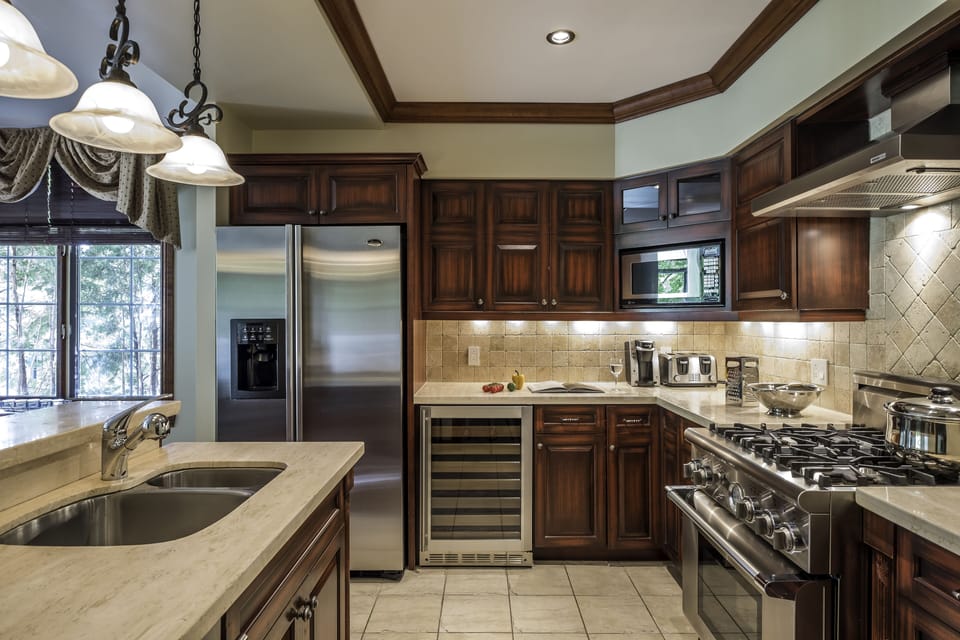 Bondurant 95.02 | Private kitchen | Full-size fridge, microwave, oven, stovetop