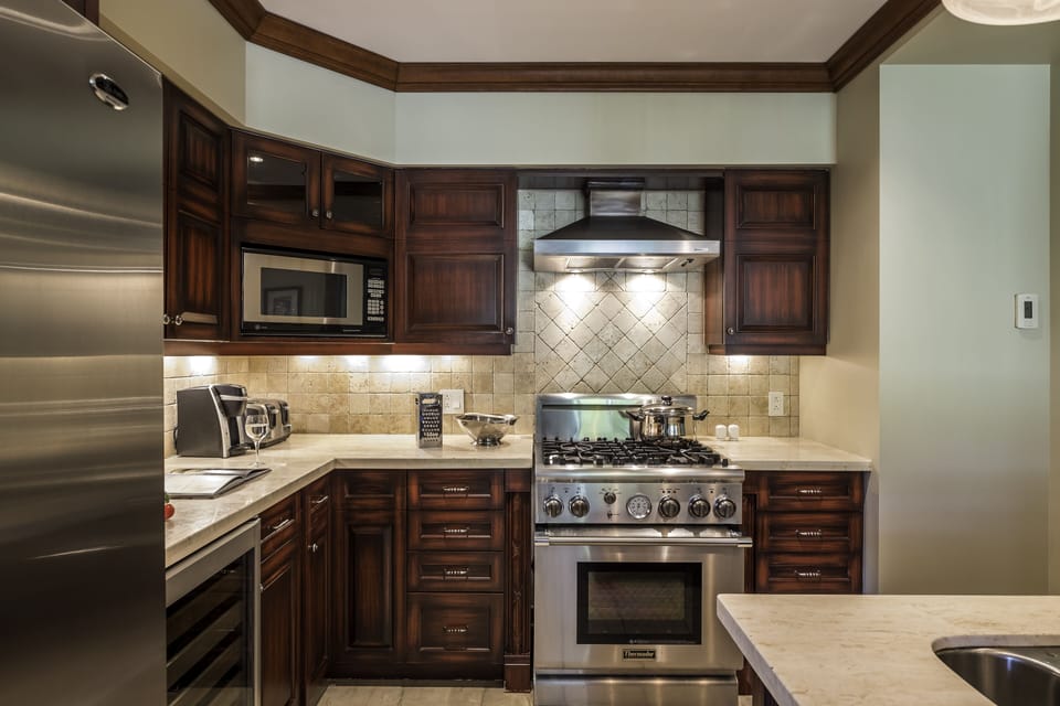 Bondurant 95.02 | Private kitchen | Full-size fridge, microwave, oven, stovetop