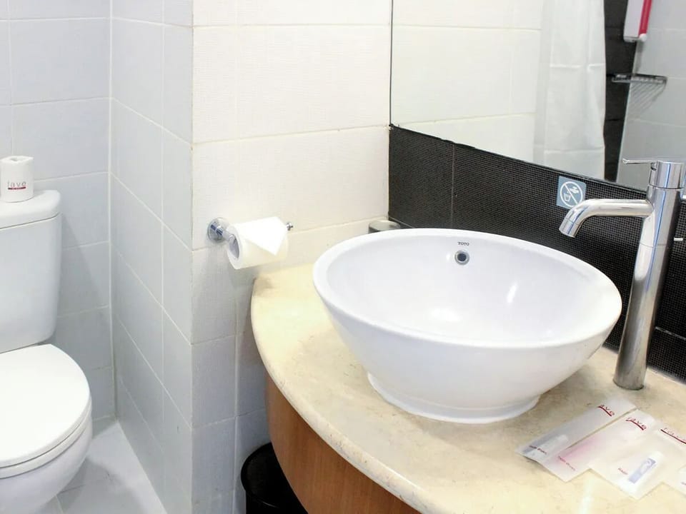 Shower, free toiletries, towels
