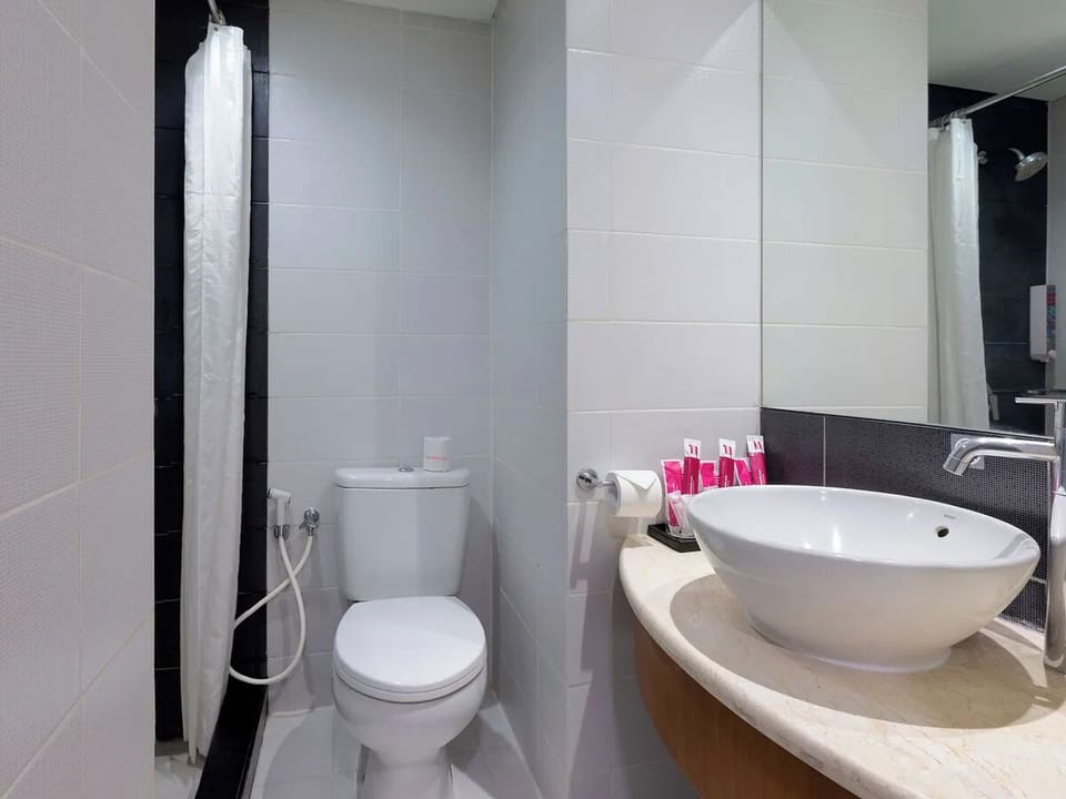 Family Room | Bathroom | Shower, free toiletries, towels