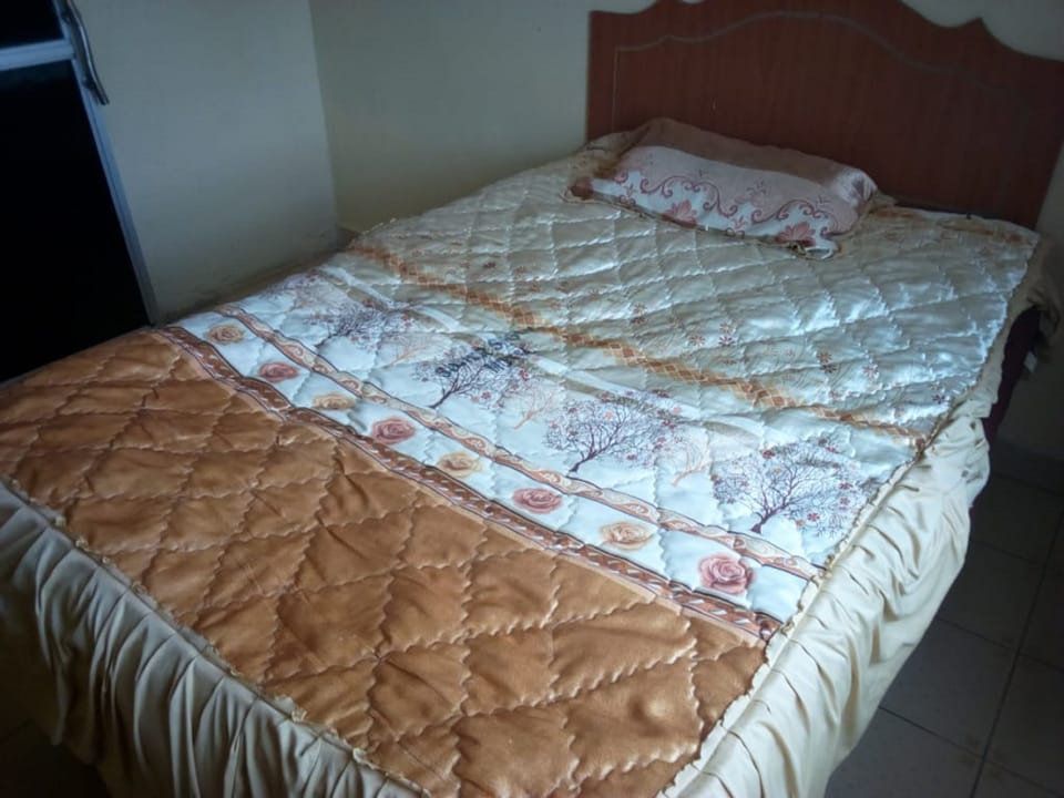 Single Room | Desk, laptop workspace, blackout drapes, bed sheets