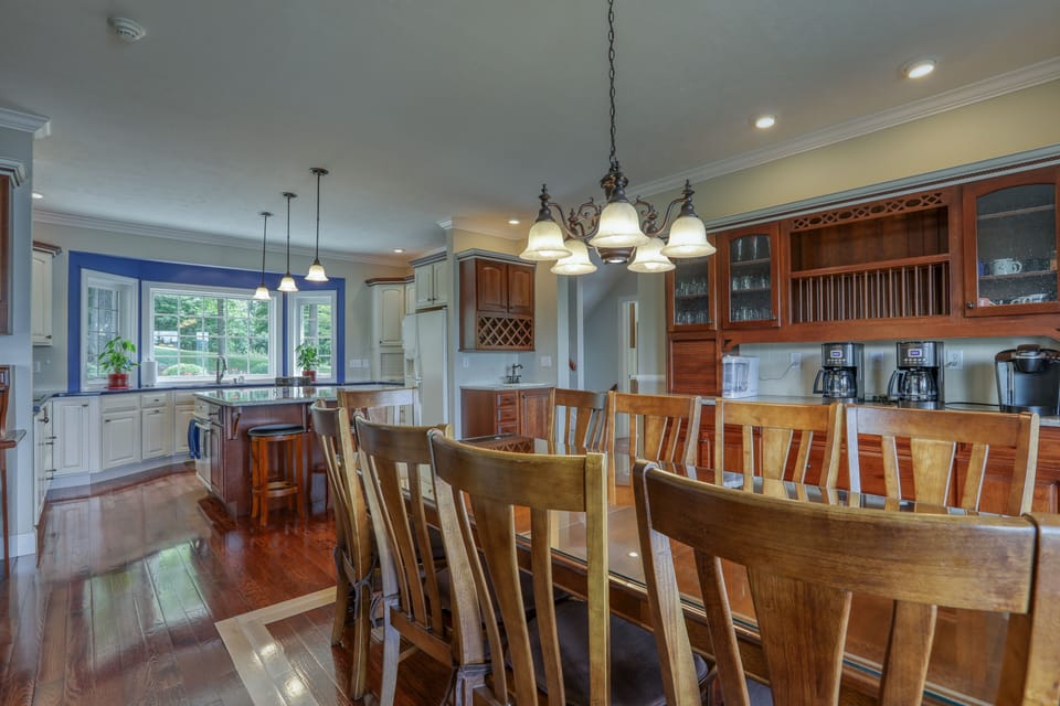 Kitchen w/ dining seating for 10