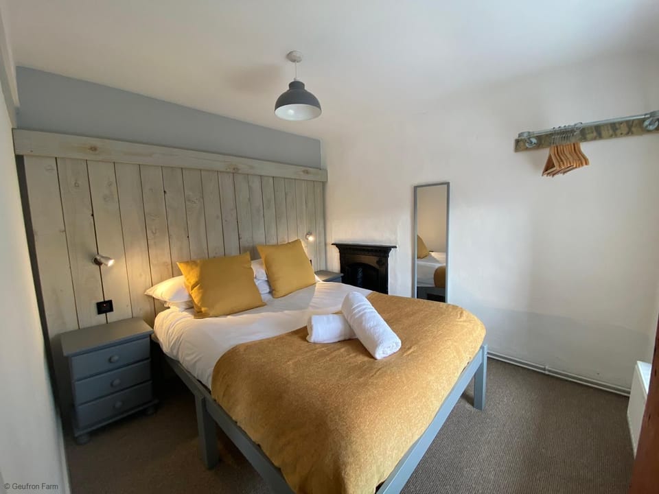 Farmhouse Bedroom #2 - Double bed