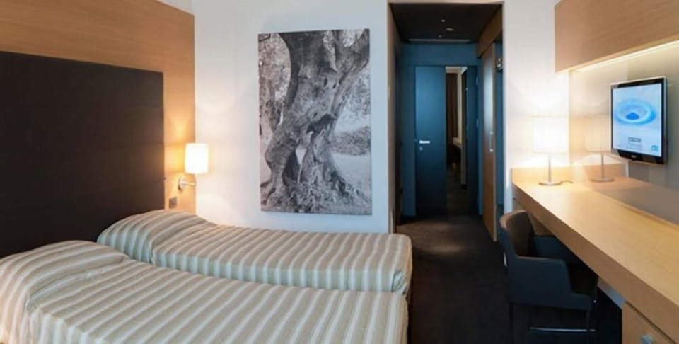 Room, 2 Twin Beds | Minibar, in-room safe, desk, soundproofing