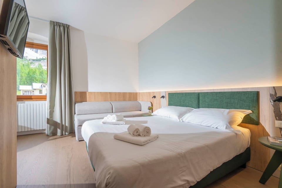 Classic Triple Room | In-room safe, desk, free WiFi, bed sheets