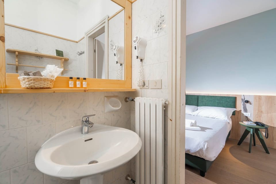 Classic Triple Room | Bathroom | Shower, hair dryer, bidet, towels