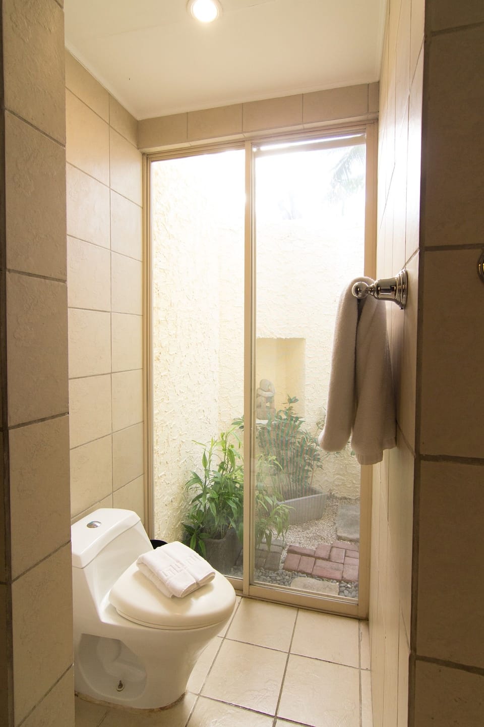 Shower, rainfall showerhead, free toiletries, hair dryer