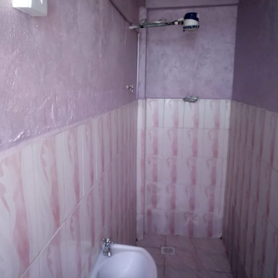 Single Room | Bathroom | Shower, rainfall showerhead, free toiletries, towels