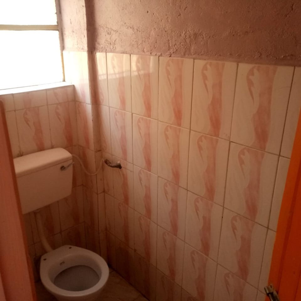 Single Room | Bathroom | Shower, rainfall showerhead, free toiletries, towels