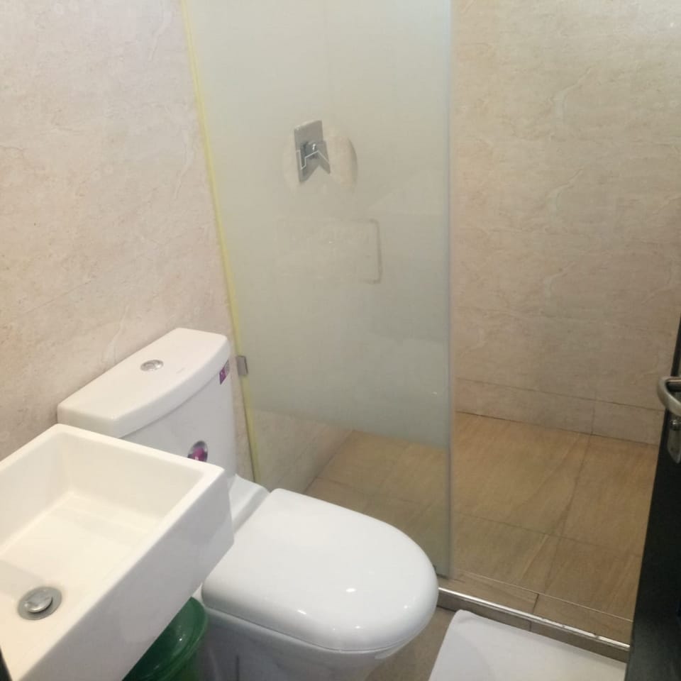 Shower, rainfall showerhead, free toiletries, towels
