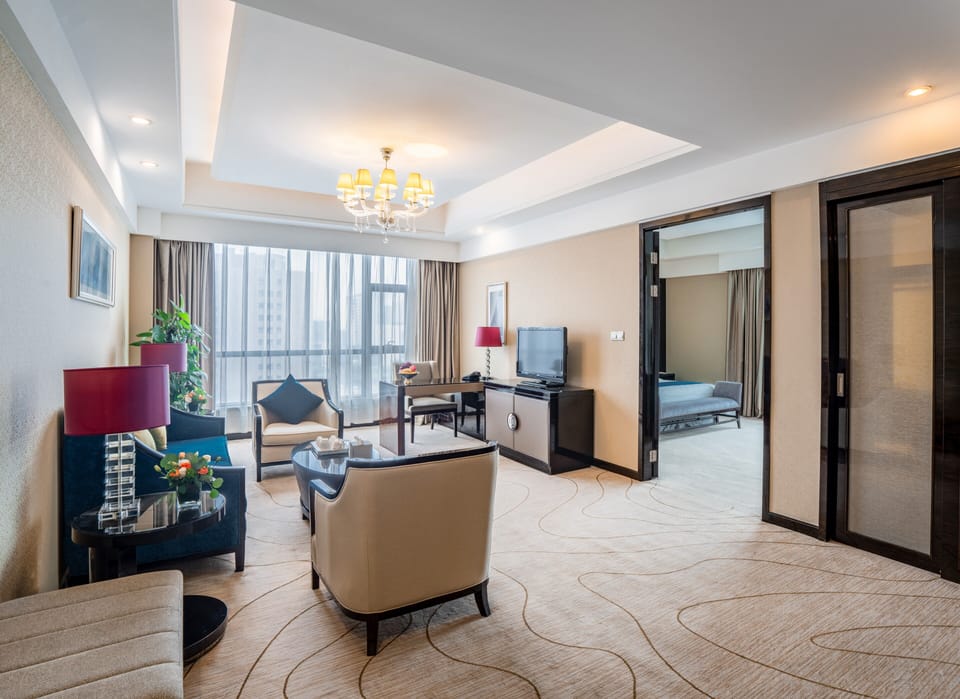 Deluxe Suite | In-room safe, desk, laptop workspace, blackout drapes