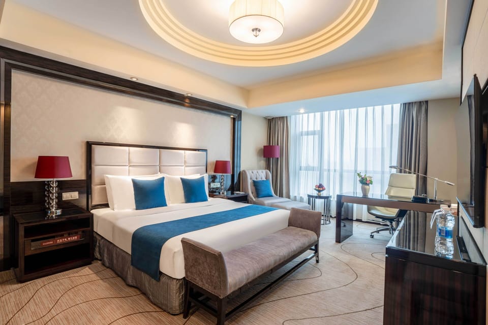 Executive King Room | In-room safe, desk, laptop workspace, blackout drapes
