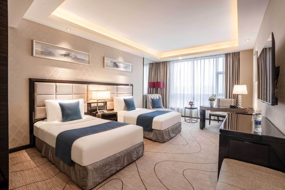 Deluxe Twin Room | In-room safe, desk, laptop workspace, blackout drapes