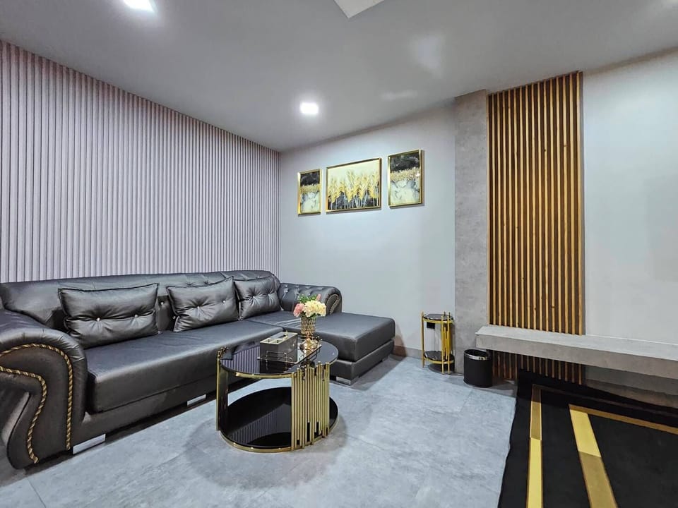 Exclusive Room | Living area | 32-inch LCD TV with cable channels, TV