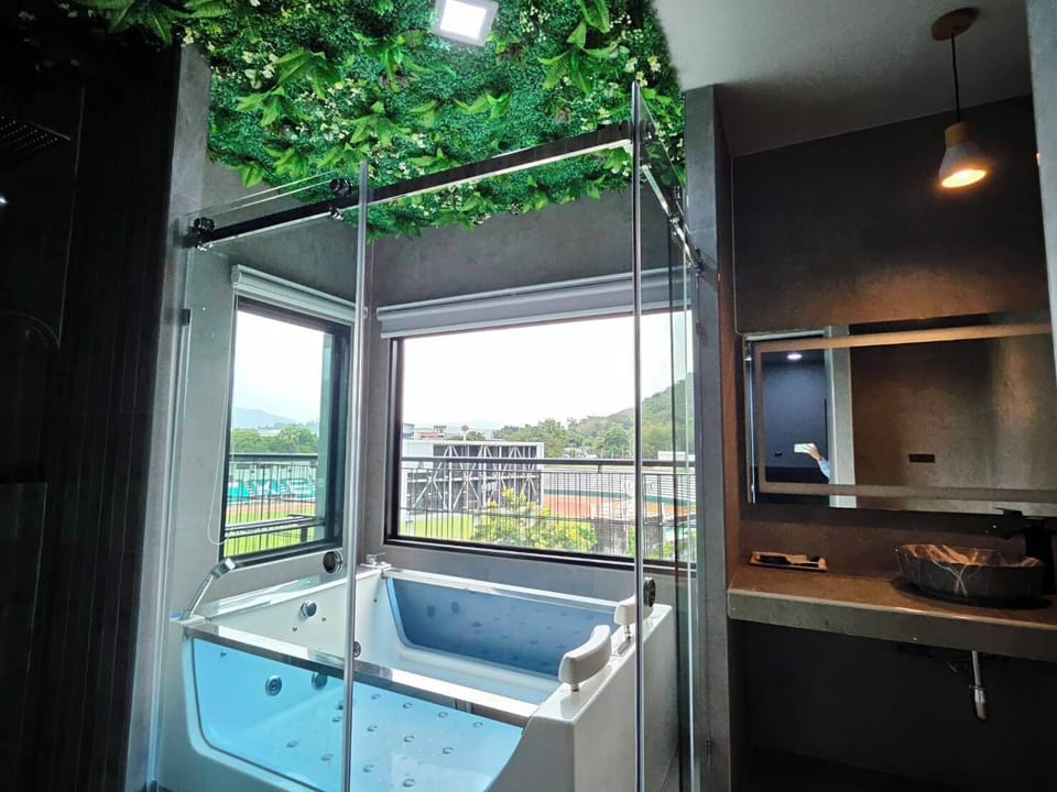 Exclusive Room | Bathroom | Shower, rainfall showerhead, free toiletries, hair dryer