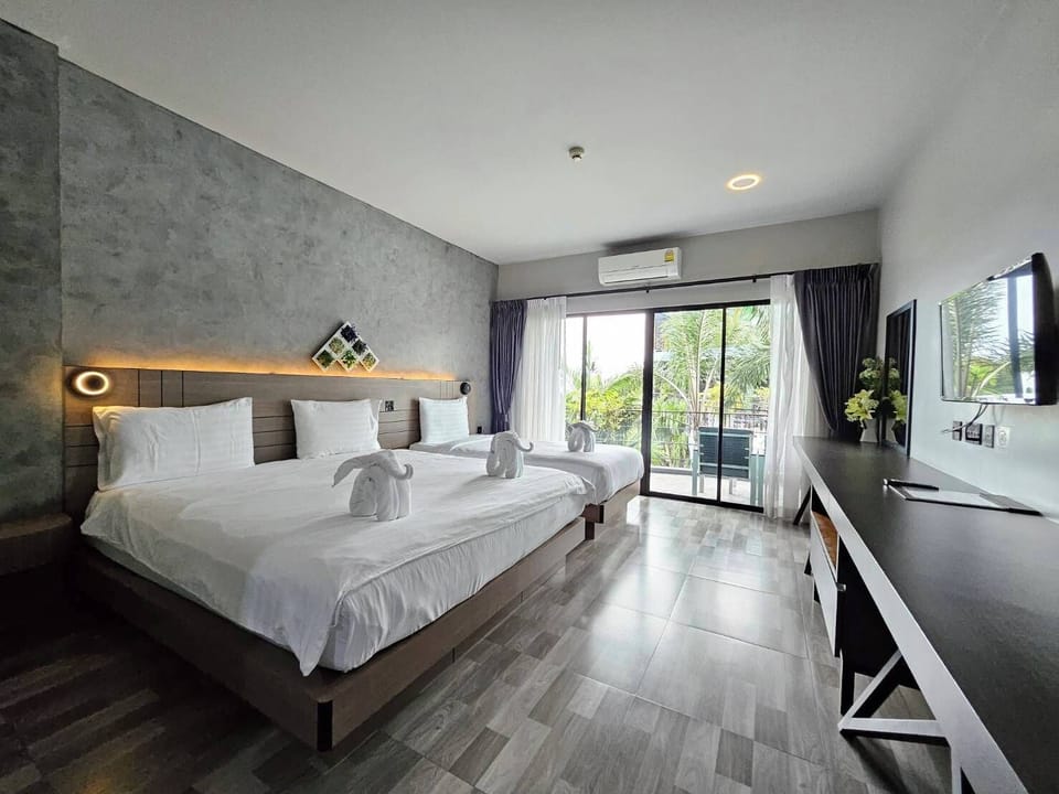Family Room | Hypo-allergenic bedding, in-room safe, laptop workspace, blackout drapes