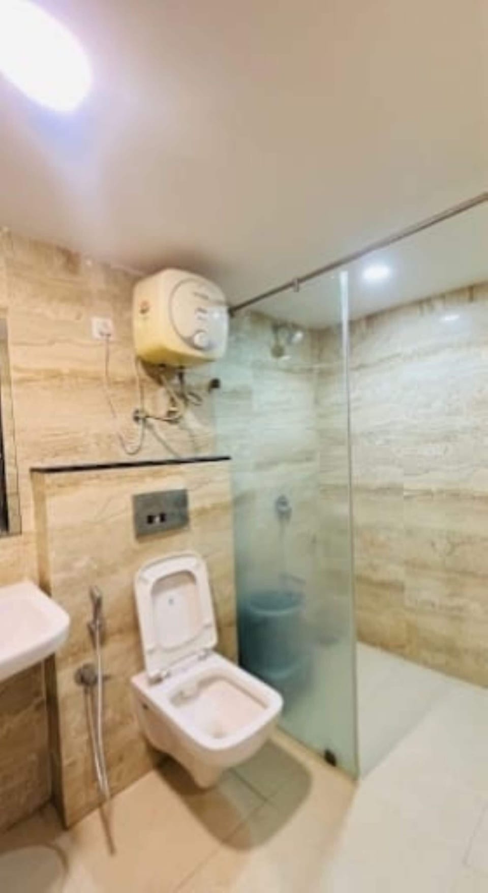 Shower, free toiletries, towels