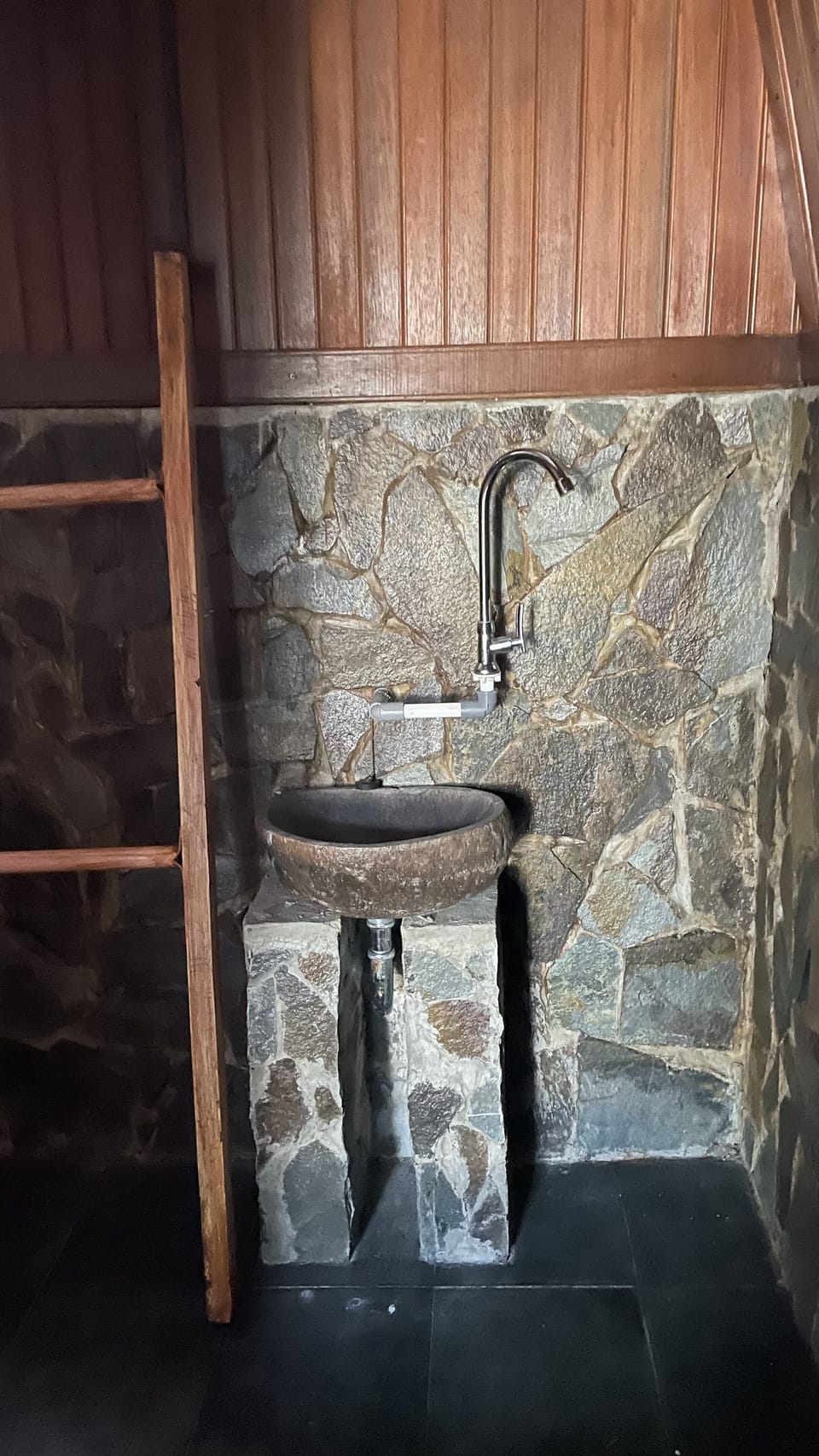 Shower, free toiletries, bidet, towels