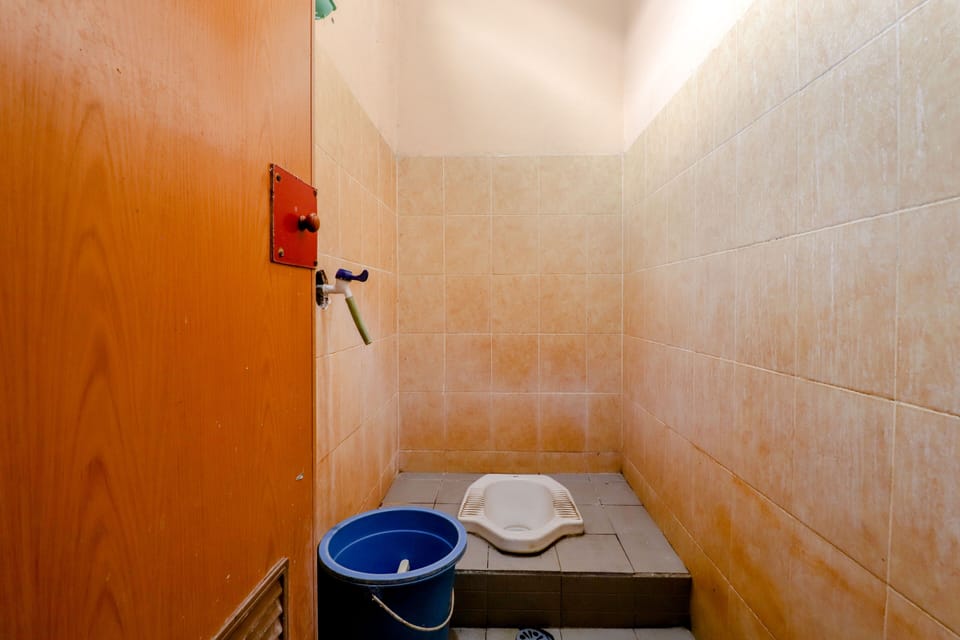 Shower, free toiletries, towels