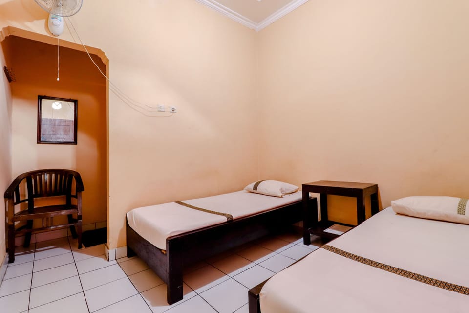 Standard Twin Room | Desk, bed sheets