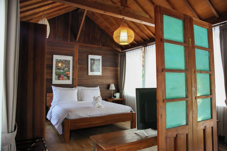 Deluxe Double Room, Garden View | Desk, WiFi (free), bed sheets