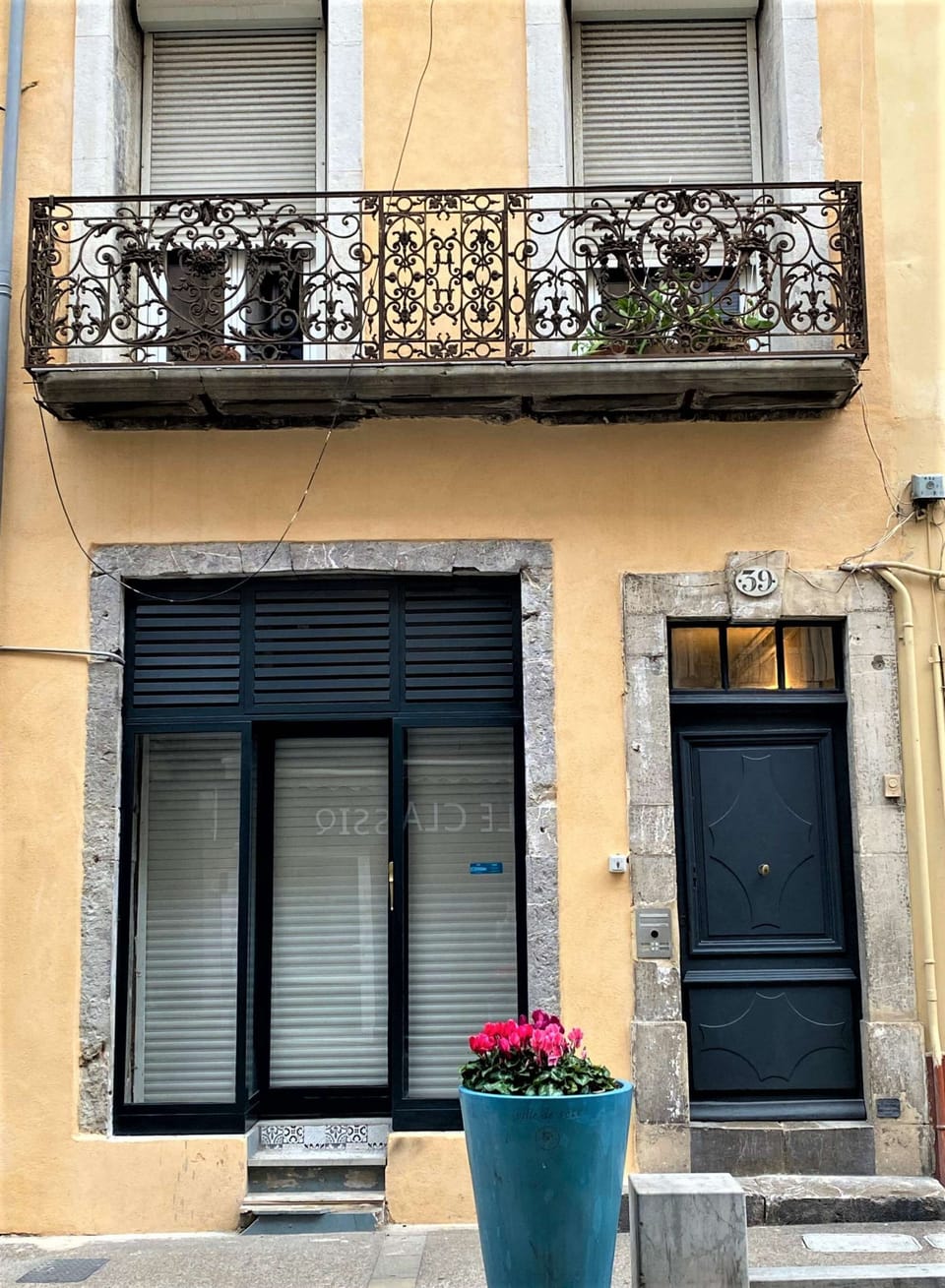 Façade entrance street side