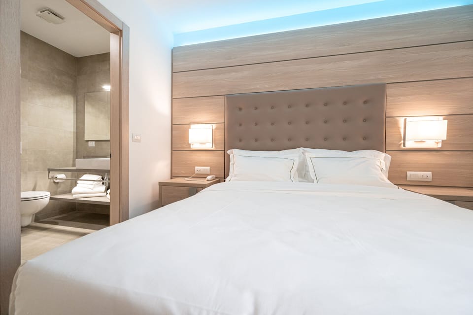 Classic Room (Peonis) | Minibar, in-room safe, desk, laptop workspace
