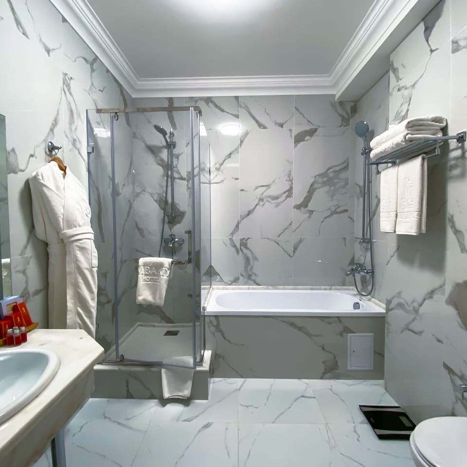 Family Room | Bathroom | Free toiletries, hair dryer, bathrobes, slippers