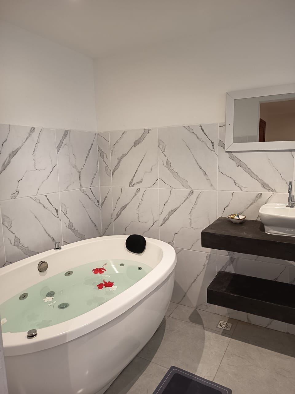 Deluxe Room, 1 Queen Bed | Private spa tub