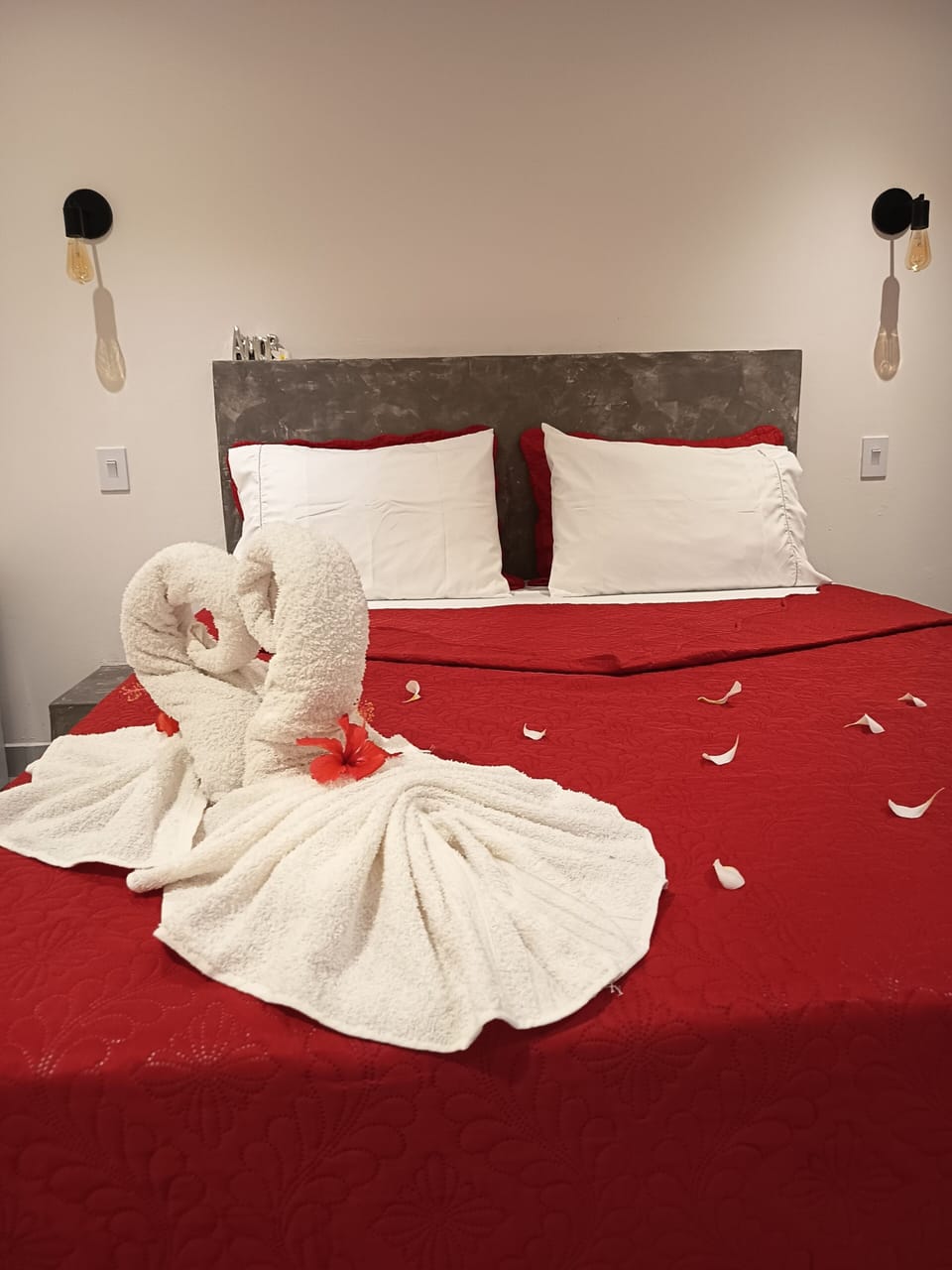 Premium bedding, pillowtop beds, minibar, free WiFi