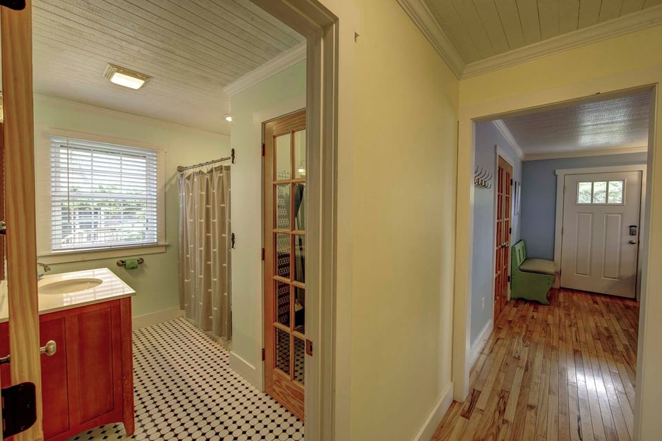 Downstairs Bath (2)