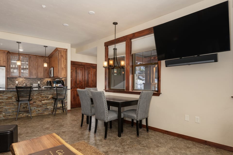 Condo, 2 Bedrooms | Dining