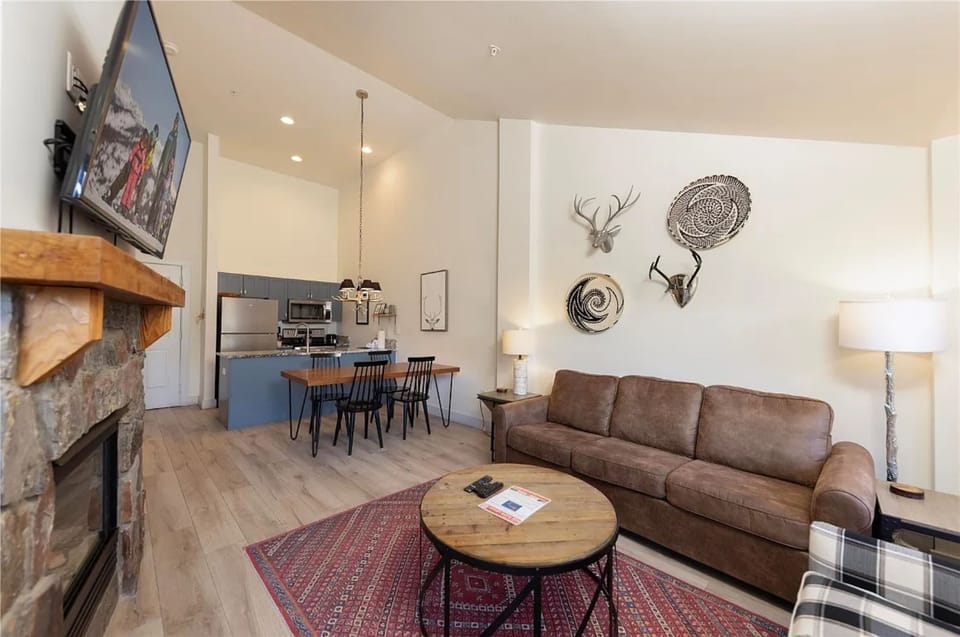 Condo, 1 Bedroom | Living area