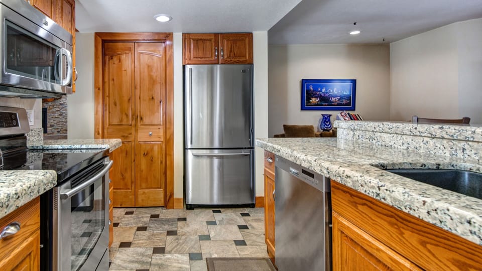 Condo, 3 Bedrooms | Private kitchen | Fridge, oven, coffee/tea maker, toaster