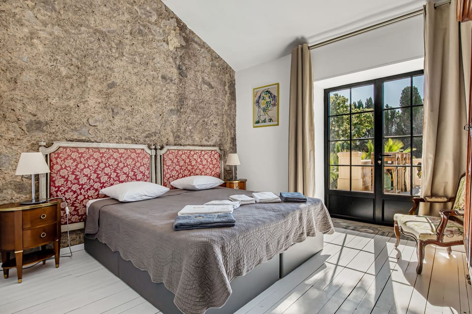 House | Premium bedding, blackout drapes, soundproofing, iron/ironing board