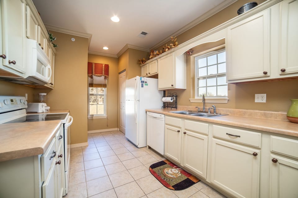 Family Condo, 3 Bedrooms, Golf View | Private kitchen | Coffee/tea maker, paper towels
