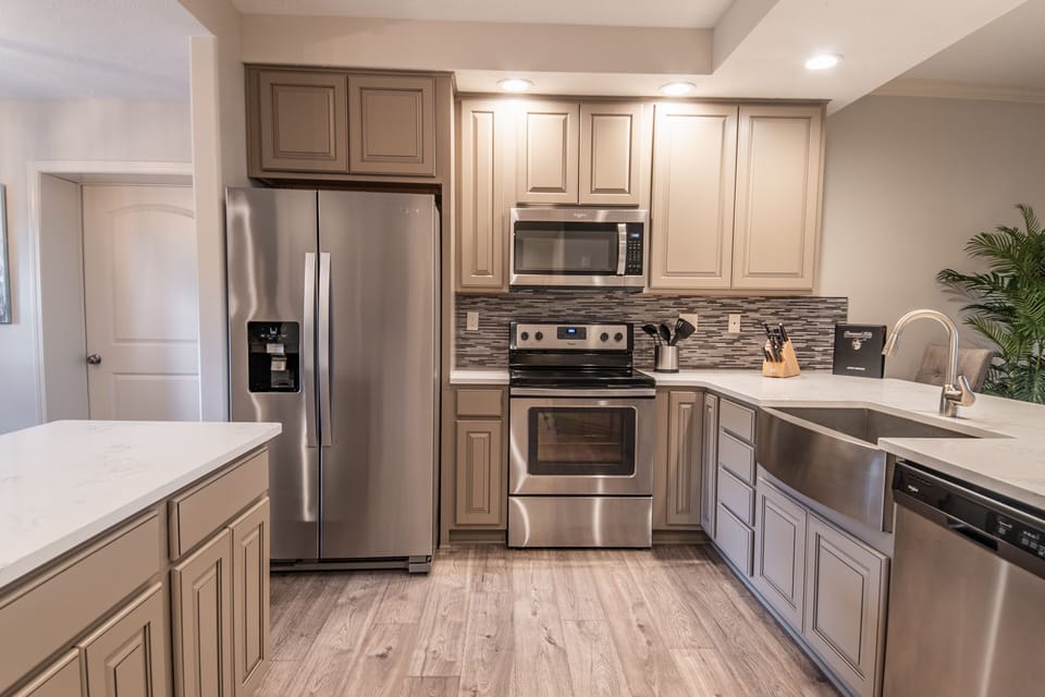 Panoramic Condo, 3 Bedrooms, Terrace, Lake View | Private kitchen | Full-size fridge, microwave, oven, stovetop