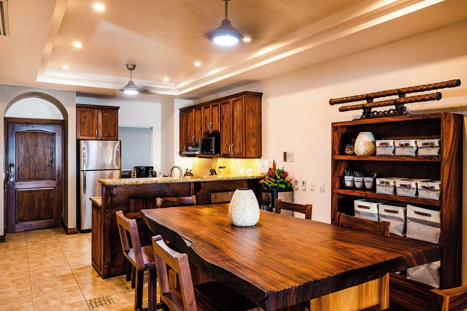 Open dinning area. - Open dining area