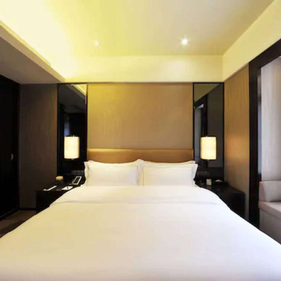 Premium bedding, down comforters, minibar, in-room safe