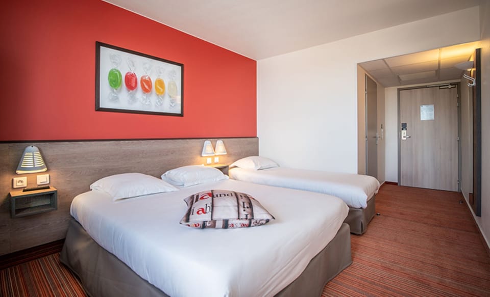 Triple Room | Desk, blackout drapes, soundproofing, iron/ironing board