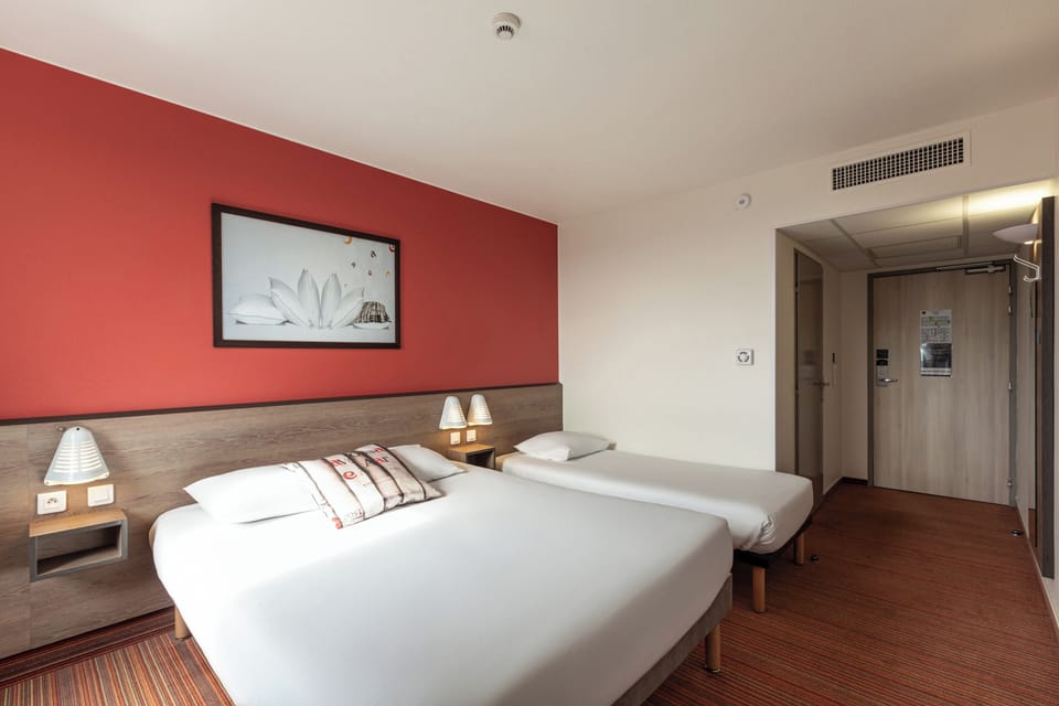 Triple Room | Desk, blackout drapes, soundproofing, iron/ironing board