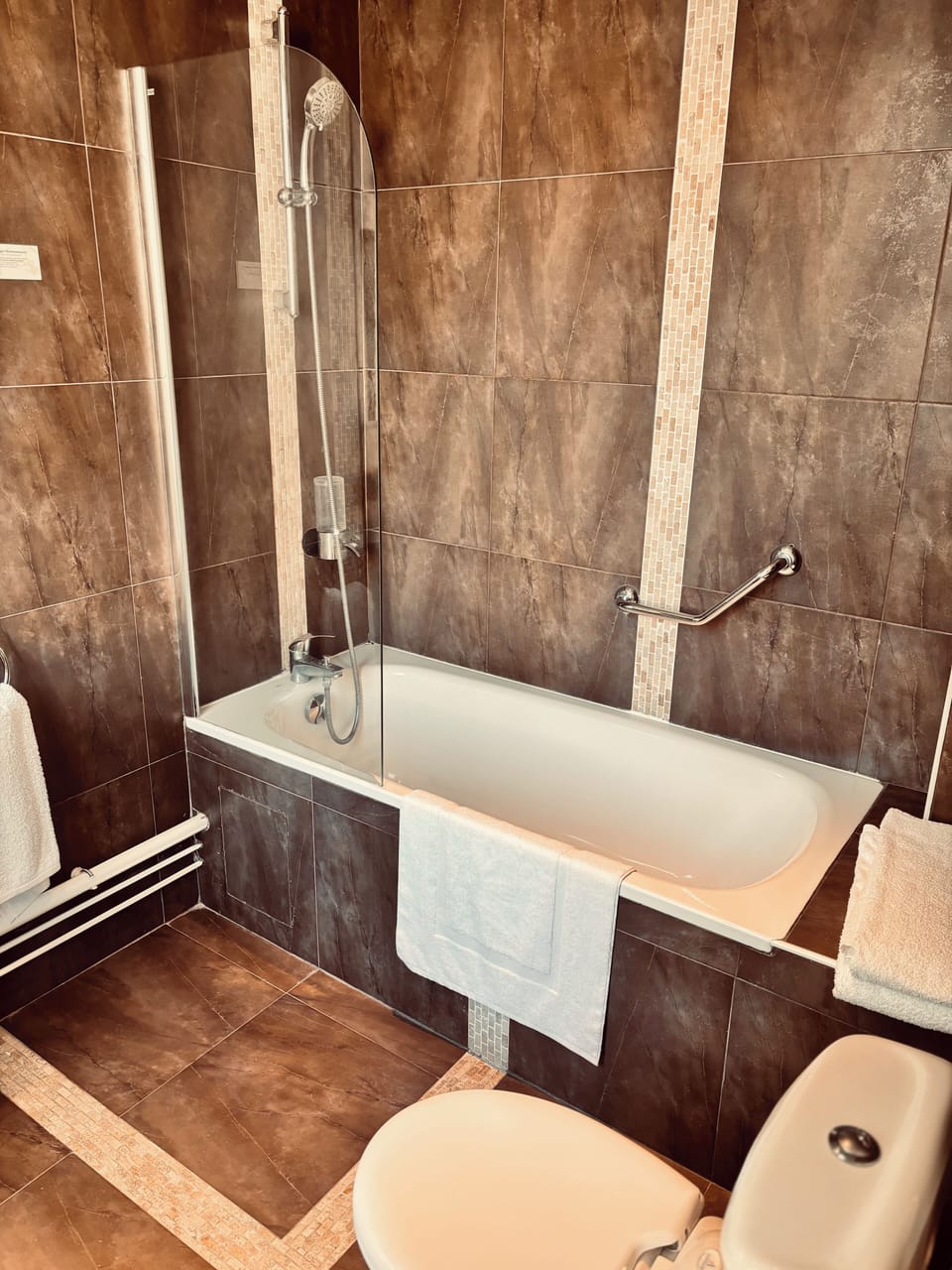 Superior Room, Bathtub | Bathroom | Free toiletries, hair dryer, towels, soap