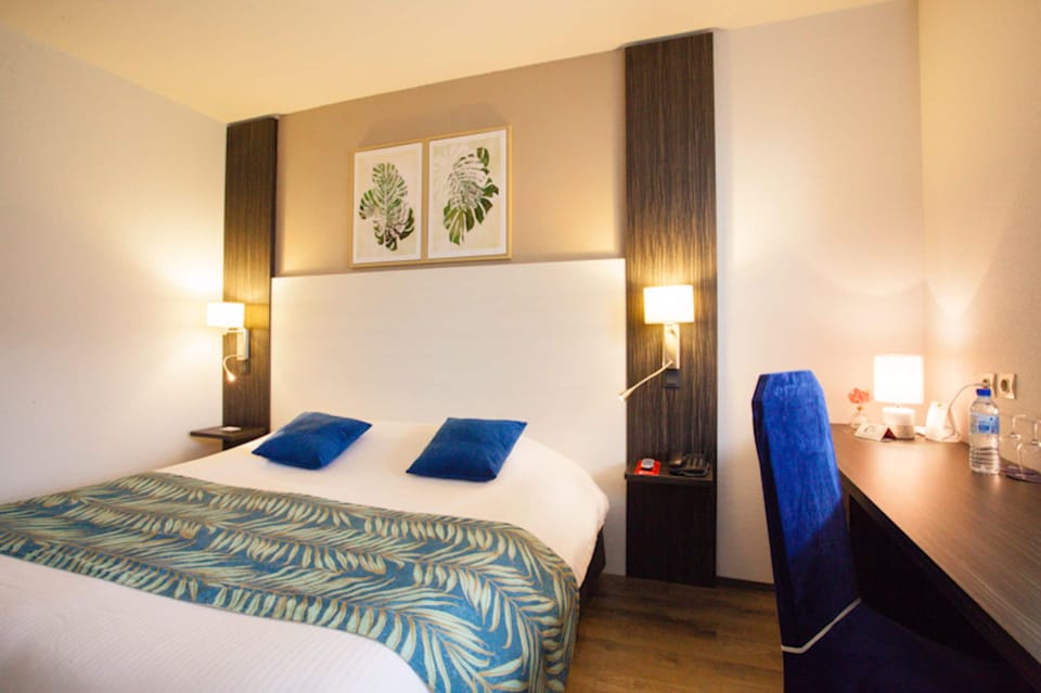 Comfort Double Room | In-room safe, desk, blackout drapes, iron/ironing board